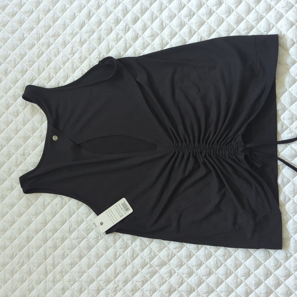 Workout ) yoga tank with back keyhole cutout and synch detail.